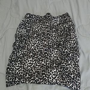 Leopard print skirt with side pockets